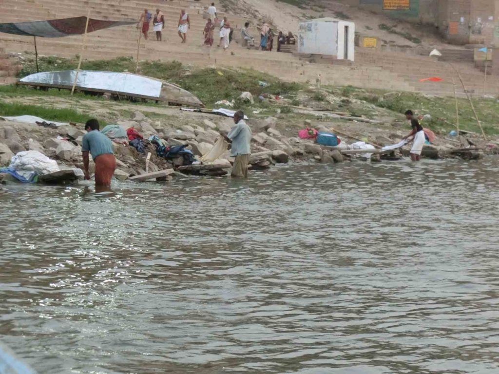 ガンジス川で洗濯する人