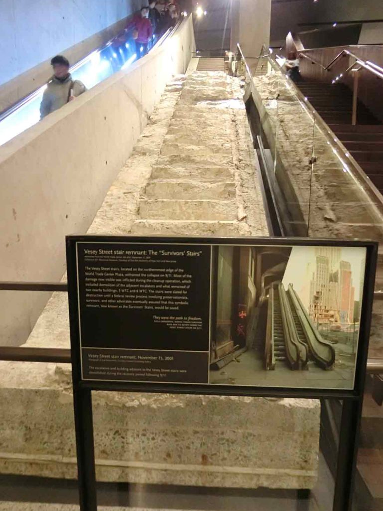 崩壊した階段の展示